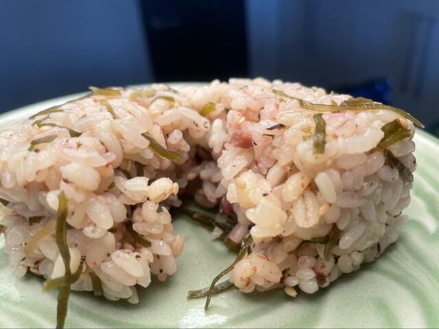 【セブン-イレブン もち麦もっちり！梅こんぶおむすび】かりかりした梅が入っています