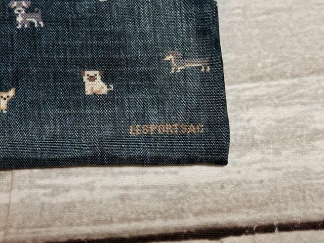 ブラウンカラーで「LeSportsac」のロゴプリント入り