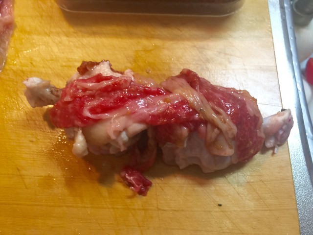 「マンガ肉」レシピ／手羽元2本を並べ、その上から牛肉を張り付けていきます