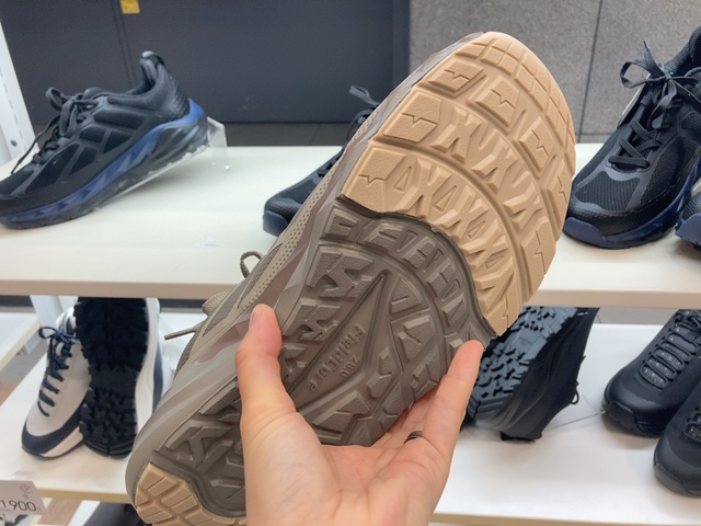 【ワークマン トレックシューズエンリル】急な雨にも対応できる5cmの防水機能が備わっていて、日常使いにもぴったり！