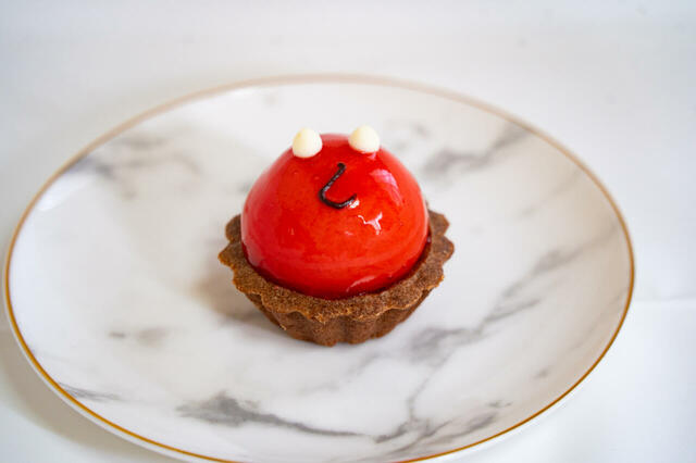 ミッキーマウス：ホワイトチョコホイップクリームのタルト｜銀座コージーコーナー＜ミッキー＆フレンズ＞お花見パーティー（8個入）3,132円