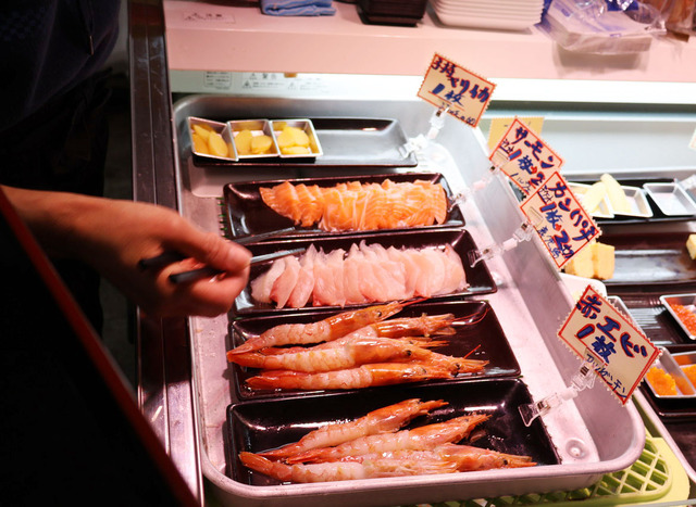 【のっけ丼】好きな魚と食券を引き換えて、ご飯の上にのせてもらう。アレンジは自分次第