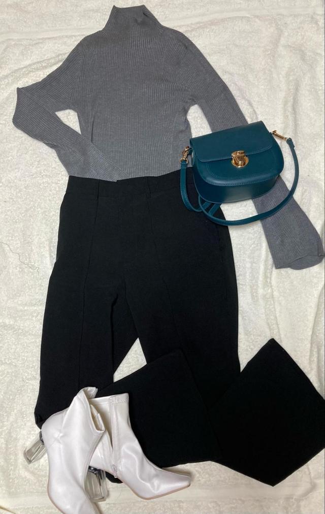 【ユニクロ　3Dリブハイネックセーター】シンプルでもカラー物を入れるとおしゃれに