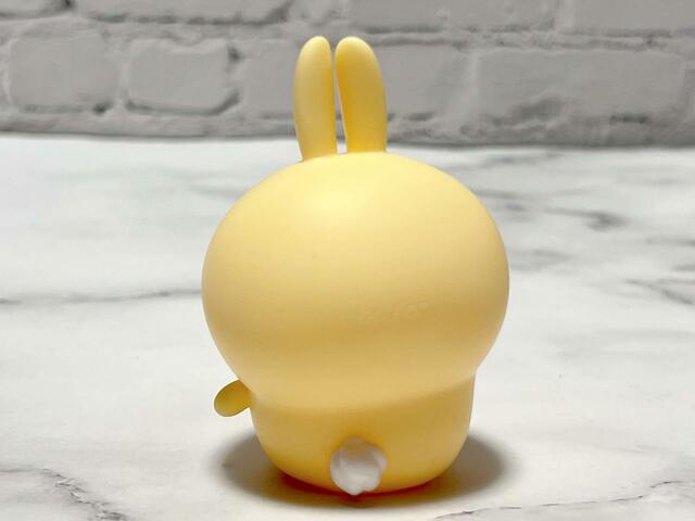 ふわふわのしっぽがキュート。ちょこんと出たおててもたまりませんね！