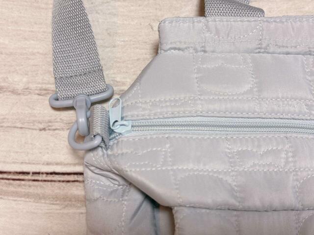 天ファスナー付きで荷物が飛び出したり落ちたりすることもなく安心