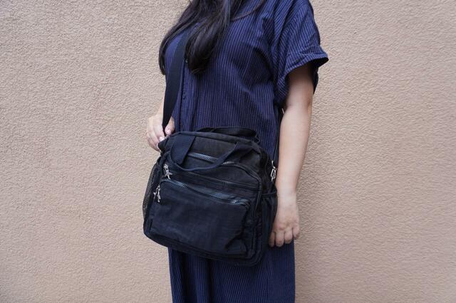 ショルダーバッグとして使っているところ