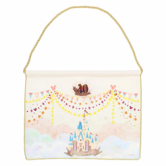 ピンバッジ&タペストリー 2,500円|サイズ:(タペストリー)縦約23×横約30cm、(ピンバッジ)縦約3×横約5㎝|東京ディズニーリゾート40周年“ドリームゴーラウンド”スペシャルグッズ|発売日:2023年4月10日(月)|販売店舗:東京ディズニーランド「グランドエンポーリアム」、東京ディズニーシー「エンポーリオ」