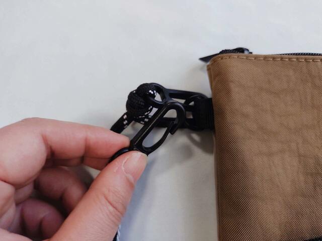 ストラップはバッグ側面にあるDカン部分につけられます