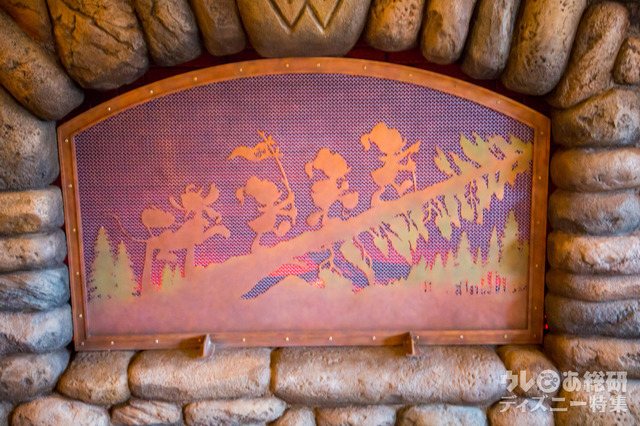 暖炉の右側をよく見てみると…? 