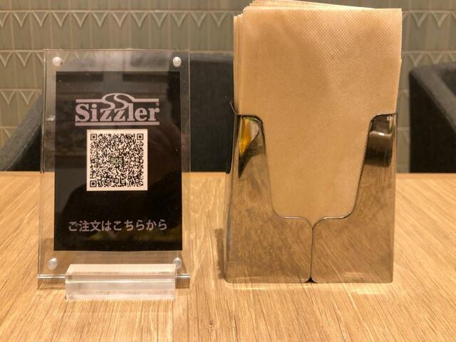 【サラダバー&グリルレストランSizzler(シズラー) 】国際フォーラム店では、チーズトーストやグリルメニューは席から追加注文ができます（注文方法は、店舗によって異なります）
