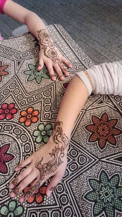 松原さんの作品。子どもの腕に施したもの