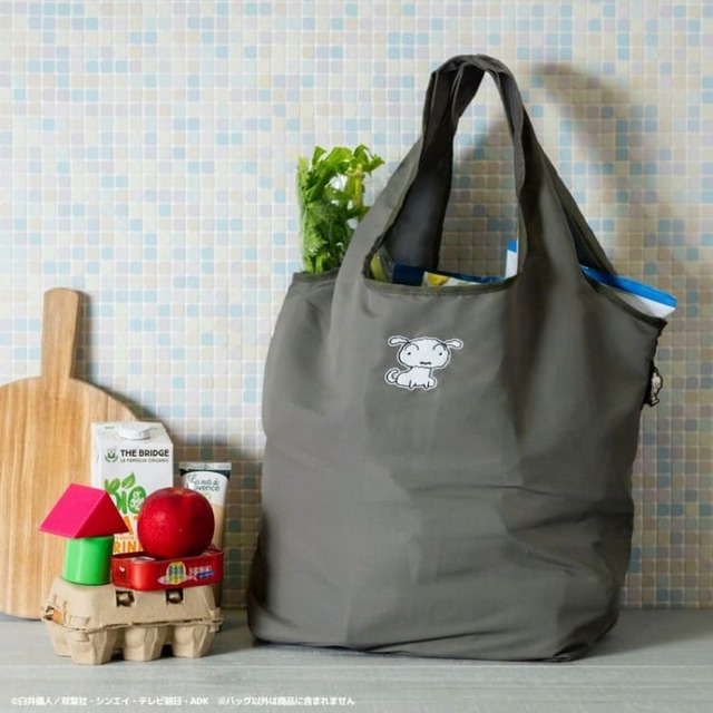 【『クレヨンしんちゃん 主婦代表!? みさえが本気で考えたお買いものにちょうどいい 洗える大容量エコバッグBOOK』（宝島社）】お買い物に便利なエコバッグが本誌限定アイテムに！