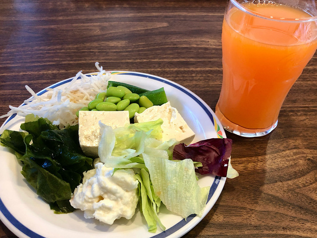 【ステーキガスト　超粗びきステーキバーグ約120g×2】サラダ&ドリンクのおかわり　たっぷり野菜を取れるので罪悪感なくハンバーグを楽しめます