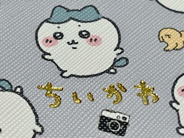 ゆるい雰囲気がかわいいひらがなの「ちいかわ」ロゴ。ゴールドなので大人かわいいポイントも押さえてます！【アベイル×ちいかわ】がま口財布（ちいかわ）※ハチワレの総柄口金財布：1,980円（税込）