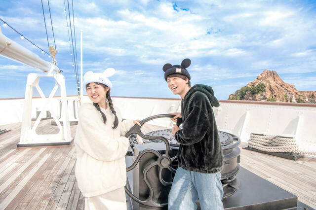 パーカー 6,200円、キャップ 3,200円｜東京ディズニーリゾート あったかグッズ｜販売店舗：東京ディズニーランド「タウンセンターファッション」、東京ディズニーシー「フィガロズ・クロージアー」｜発売日：2024年10月31日（木）