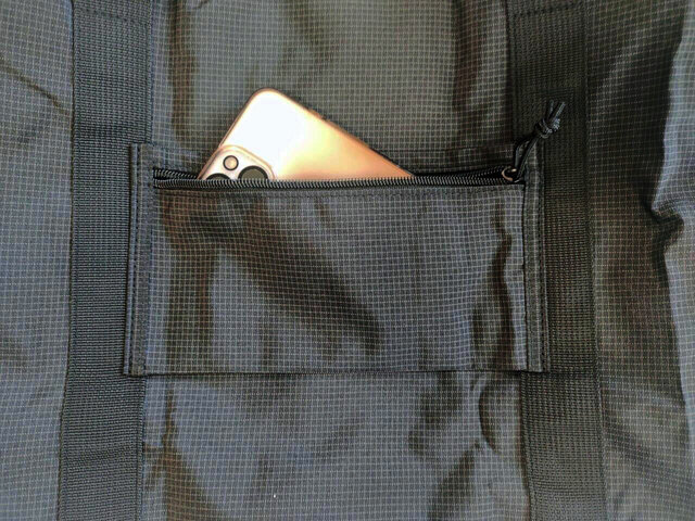 キャリーバー通しは、チャック付きのポケット仕様になっている