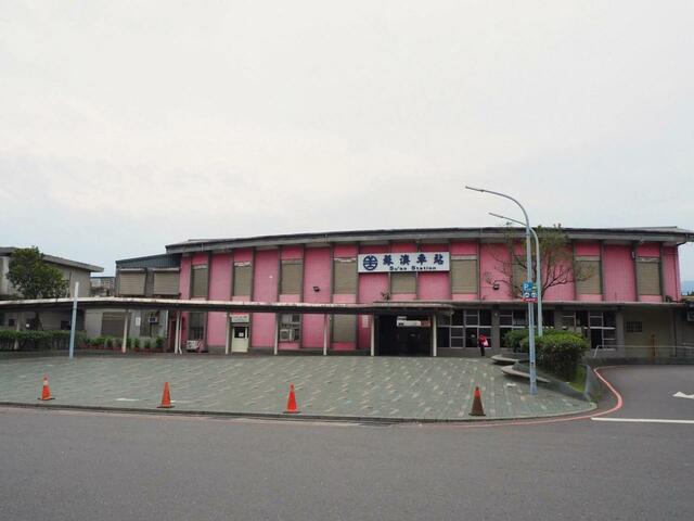 【台湾食べ歩きの旅 #8】曇り空に映えるピンク色の蘇澳駅舎