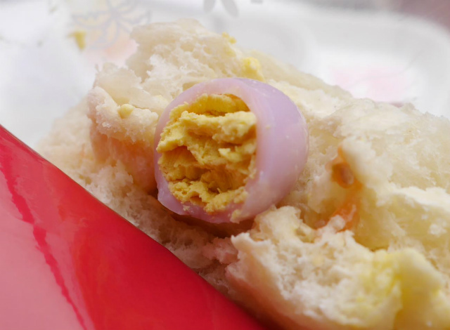 6　スペシャルセット、サンドウィッチ。紫の物体は…実は小さなタマゴ！／東京ディズニーランド「ディズニー・イースター2015」©Disney