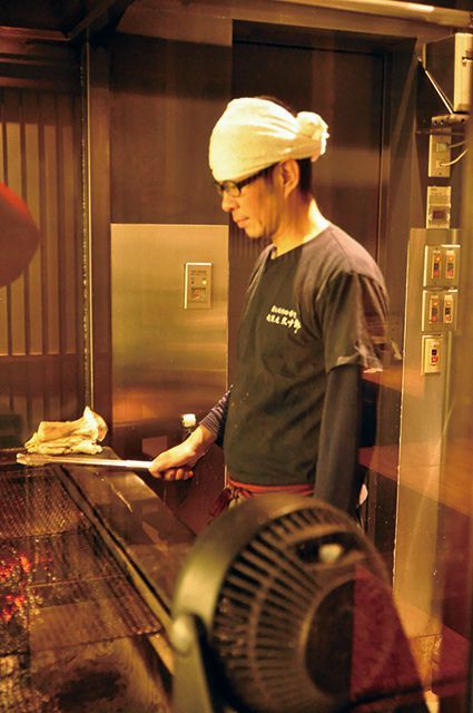 【魚】炭火焼・炉端焼がうまい店／【神田淡路町】越後屋 三十郎　趣のある店先では、焼いている様子も見られる。