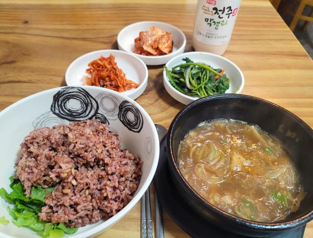 「キルモクチプ」のポリパプ定食。手前左が麦ごはん、右がテンジャンチゲ。奥がナムル、キムチ、マッコリ