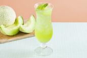 「メロンエード [Iced]」＜650円（税込715円）＞【Eggs ’n Thingsから「生ハムメロン×パンケーキ」など新メニューが登場】