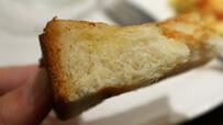 【珈琲館 トースト&スクランブル】表面はサクッとしていながら、ほんのり甘くくちどけのいい食パンです