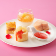 「アフタヌーンティー 中段」<期間:2025年7月1日~8月31日> 【タカノフルーツティアラで“旬の桃”が食べ放題♪桃尽くしの「アフタヌーンティーセット」も登場♪】