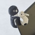 【Suicaのペンギン】「Suicaのペンギン ひっかけぬいぐるみ（子ペンギンと一緒）」2,650円／デスクトップ型のパソコンやノートパソコンのディスプレイなどに飾れる！