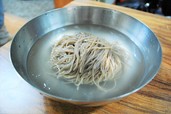 蕎麦粉の香る麺に、トンチミ（大根の水キムチ）の汁をかけただけのシンプル冷麺