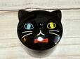 【カルディ くろねこ蓋つきポット】イエローとブルーのオッドアイが神秘的♪ハロウィンにぴったりの雰囲気です。 税込1,089円