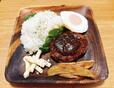 【サミット 肉の旨み溢れる濃厚デミグラスハンバーグ弁当】コク深いデミグラスソース×とろ〜り目玉焼きの王道コンビがたまりません