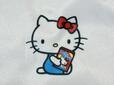 定番の横座り姿も披露。持っているお菓子のパッケージもキティちゃんデザイン!