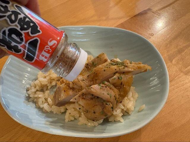 【ロピア にんにく香る！スパイシーチキンライス】一味をふってさらにパンチ力アップもおすすめ！