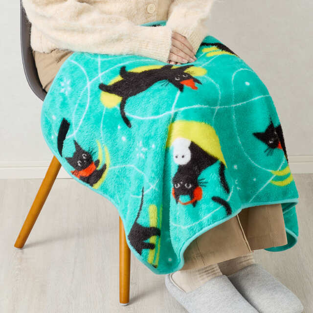 【カフェ・ベローチェ】どこでも使えるひざ掛けとして。