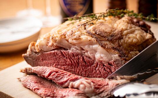 提供メニューイメージ＜期間：2026年2月16日～2月28日＞【サーロインやイチボなど、“高級肉シュラスコ”が半額で食べ放題！「シュラスコテーブル 梅田店」の半額キャンペーンがお得すぎ！】