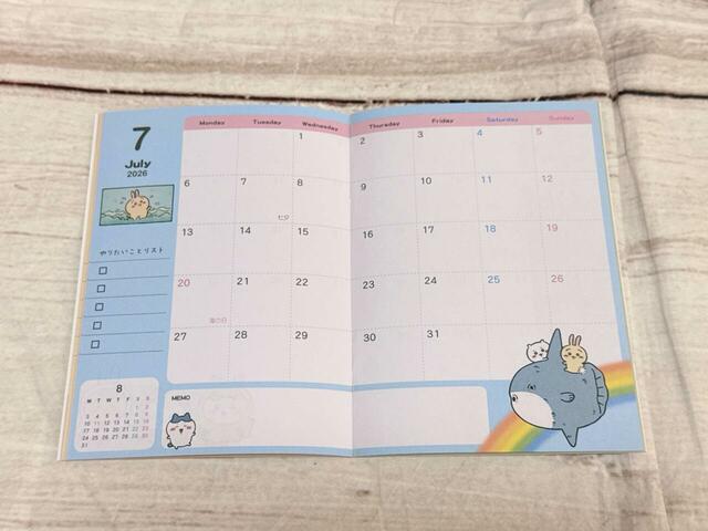 7月はちいかわ&うさぎが登場。梅雨が明けて虹がかかっています♪