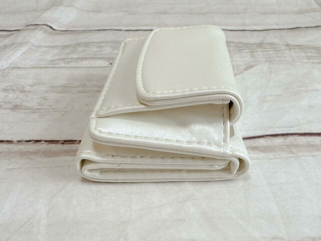 紙幣やコイン、カードを入れてみました！厚みはこんな感じ