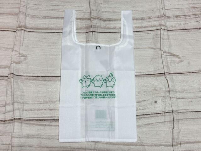 背面にもちいかわたちのかわいいイラストプリント入り！