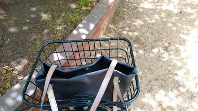 【ROPE PICNIC ショルダーリバーシブルトートバッグ】自転車のかごにも無理なく入るサイズ感が嬉しい！