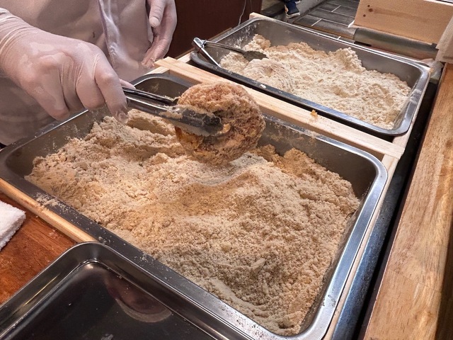 【台湾ドーナツoh!!】揚げたての台湾ドーナツをそれぞれのブレーバーにまぶせば完成