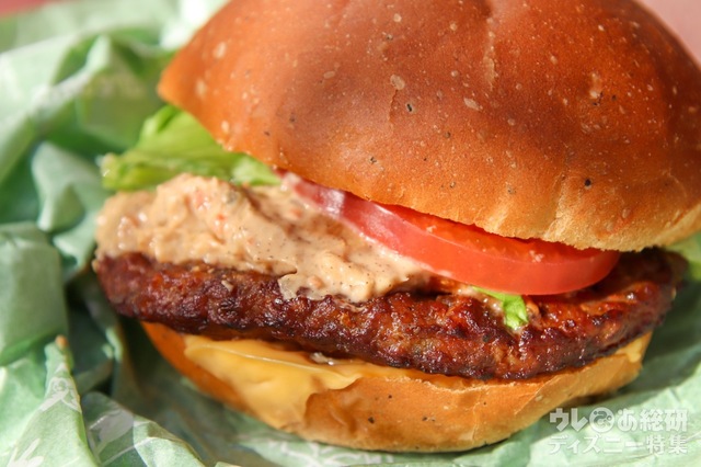 ボリュームたっぷりのプルドポーク・チーズバーガー