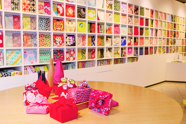 真っ白な壁一面を彩る、伝統とモダンを兼ね備えた美しい風呂敷の数々