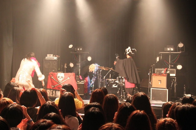 TЯicKY（二日目）　ハルさんとYURAサマに勝手にステージの上を片付けられてしまうトリ様