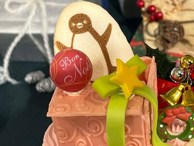 「SuicaのペンギンのプレゼントBOX」チョコレートのボックスからSuicaのペンギンがメリークリスマス！ （C）Chiharu Sakazaki / JR東日本/ DENTSU Suica by JR東日本SuicaはJR東日本の登録商標です。