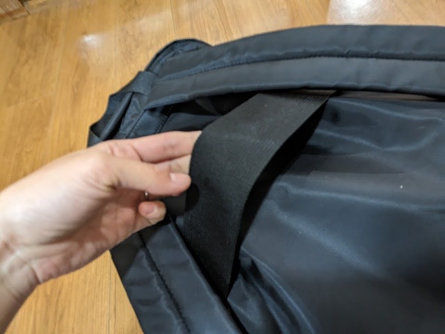 【GU ナイロンツイルバックパック+E】背中側についているベルト。伸縮性はないのでなに用…？と思って検索したところ、スーツケースで持ち運ぶ時に便利なもよう