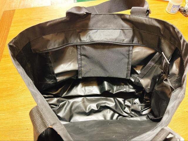 【3COINS キャスター付き折りたたみバッグ】便利なサイドポケットや内ポケットも付いています◎