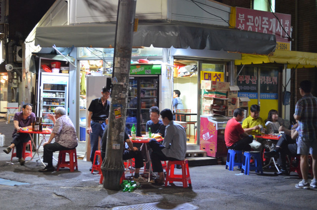 ソウル旧市街、乙支路４街駅東側の路地裏にあるシュポ（食料雑貨店）。夏場は店先の簡易テーブルが特等席