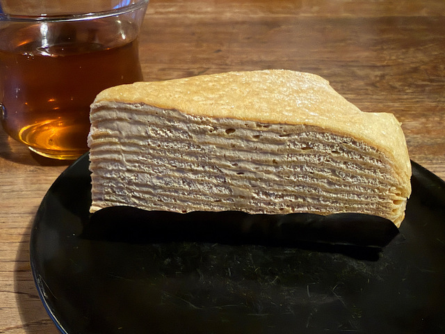 【コメダ珈琲店　キャラメル サレ】しっとり食感のクレープとキャラメルクリームが重なる幸せを満喫できます