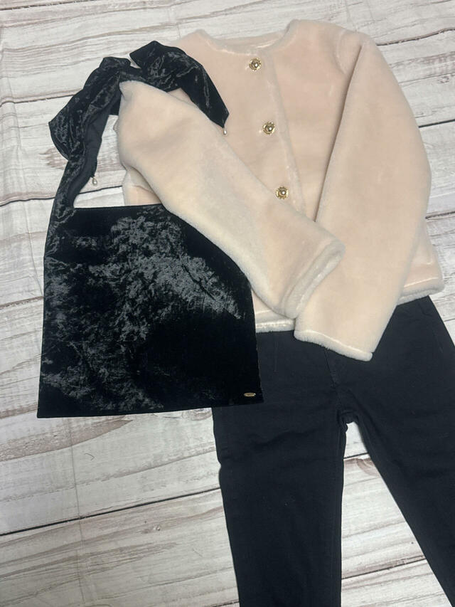 ピンクのショートファーコートをブラックスキニーで辛口に！