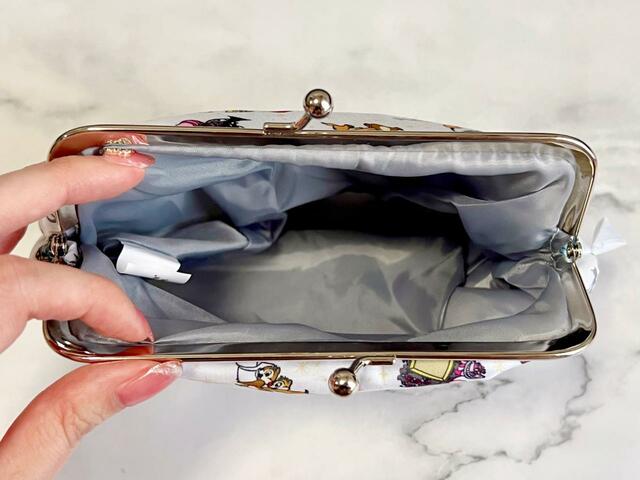 がま口がガバッと開くので見やすい！【Disney Store（ディズニー ストア）30周年限定特別柄 がま口ポーチ】